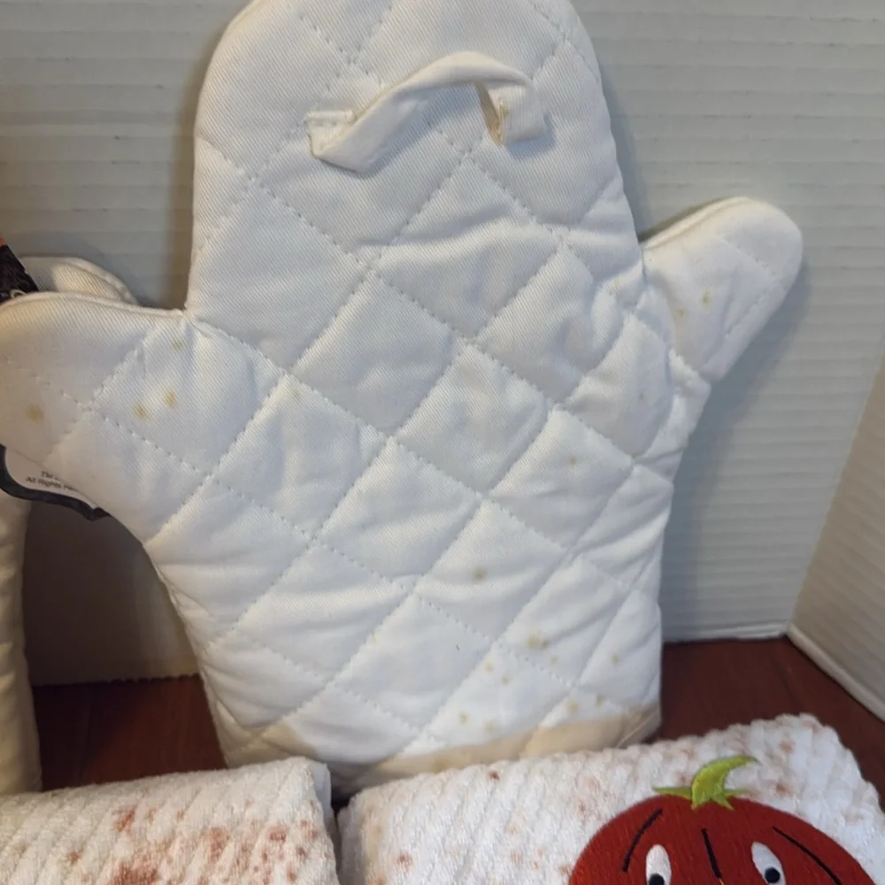 Halloween ghost pumpkin witch kitchen towels and oven mitts Linens & Things new